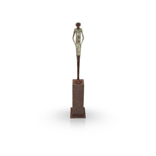 Escultura de bronce "Hombre joven sobre pedestal".